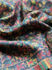 IT-V08221 Black Paisley